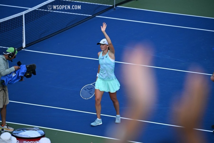 有人轻声说 有人轻声说